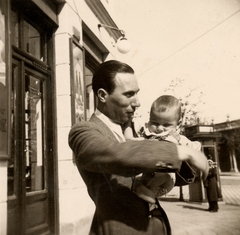 Hungary, Budapest XIV., Állatkerti körút a Fővárosi Nagycirkusz melletti vendéglő előtt, jobbra a Széchenyi fürdő., 1944, PRL, phone booth, Budapest, hold in arms, fatherhood, Fortepan #76230