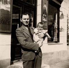 Hungary, Budapest XIV., Állatkerti körút a Fővárosi Nagycirkusz melletti vendéglő előtt., 1944, PRL, Dreher-brand, fatherhood, Budapest, hold in arms, Fortepan #76231