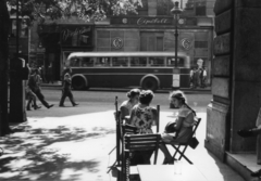 Magyarország, Budapest V., Semmelweis utca a Kossuth Lajos utca felé nézve., 1955, PRL, vendéglátás, autóbusz, cégtábla, utcakép, életkép, terasz, lámpaoszlop, kerti bútor, taxiállomás, szemetes, Budapest, Fortepan #76234