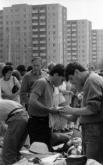 Hungary, Budapest XI., Etele tér az Etele (Szakasits Árpád) út felé nézve, "KGST-piac"., 1990, Erdei Katalin, hat, market, concrete block of flats, tea-urn, Budapest, hat on a table, Polish market, Fortepan #76245