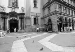 Hungary, Budapest V., Ferenciek tere (Felszabadulás tér), balra a Belvárosi Ferences templom., 1990, Erdei Katalin, church, Baroque-style, newsstand, Catholic Church, dove, crucifix, angel, Budapest, Franciscans, Fortepan #76251