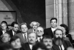 Hungary, Budapest V., Parlament, középen Darvas Iván színművész, mögötte Haraszti Miklós, Mózes Mihály, Faludy György és ifj. Rajk László, előtte Kunce Gábor és Iványi Gábor., 1990, Erdei Katalin, celebrity, parliament, fire hydrant, Budapest, Effects of the 1956 Revolution, regime change, Fortepan #76253