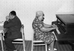 Hungary, Budapest VII., Síp utca 12., a Budapesti Zsidó Hitközség székháza, Hermann Lipót klub., 1990, Erdei Katalin, holocaust, interior, piano, old person, judaism, Budapest, Best of, Fortepan #76264