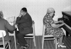 Hungary, Budapest VII., Síp utca 12., a Budapesti Zsidó Hitközség székháza, Hermann Lipót klub., 1990, Erdei Katalin, holocaust, reading, newspaper, interior, piano, old person, judaism, Budapest, Fortepan #76265