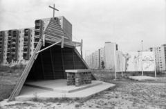 Hungary, Budapest XI., Gazdagréti út, szabadtéri oltár. Ezen a területen épült fel a mai Szent Angyalok temploma., 1990, Erdei Katalin, blocks, cross, crucifix, Budapest, Fortepan #76270