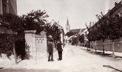 Hungary,Lake Balaton, Keszthely, Helikon (Liget) utca a Vörösmarty utca felől nézve, háttérben a Magyarok Nagyasszonya templom., 1903, Fortepan, men, street view, Fortepan #76288