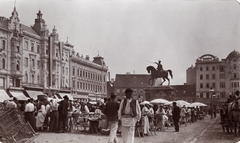 Croatia, Zagreb, Jellasics bán tér (Trg bana Josipa Jelačića), Jellasics bán lovasszobra., 1903, Fortepan, flag, market, monument, genre painting, folk costume, horse sculpture, Josip Jelačić-portrayal, Anton Dominik Fernkorn-design, Fortepan #76291