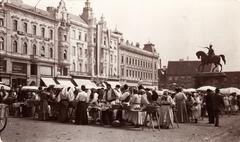 Croatia, Zagreb, Jellasics bán tér (Trg bana Josipa Jelačića), Jellasics bán lovasszobra., 1903, Fortepan, flag, market, monument, street view, genre painting, folk costume, horse sculpture, Josip Jelačić-portrayal, Anton Dominik Fernkorn-design, Fortepan #76292