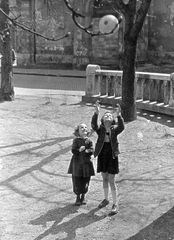 Magyarország, Budapest I., Corvin tér, háttérben a Kapucinusok templomának oldala., 1958, Fortepan, portré, játék, Budapest, lányok, labda, Fortepan #7632