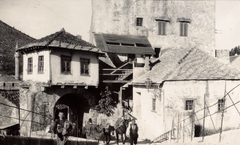 Bosnia and Herzegovina, Mostar, az Öreg híd (Stari most) hídfője a híd közepéről nézve., 1903, Fortepan, street view, genre painting, arch bridge, Mimar Hajrudin-design, Fortepan #76328