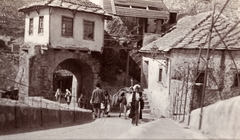 Bosnia and Herzegovina, Mostar, az Öreg híd (Stari most) hídfője a híd közepéről nézve., 1903, Fortepan, street view, genre painting, arch bridge, Mimar Hajrudin-design, Fortepan #76330