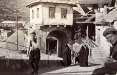 Bosznia-Hercegovina, Mostar, az Öreg híd (Stari most) hídfője a híd közepéről nézve., 1903, Fortepan, utcakép, burka, ívhíd, Mimar Hajrudin-terv, Fortepan #76332