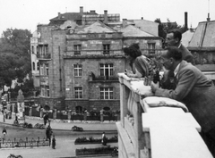 Magyarország, Budapest VI., az Andrássy (Sztálin) út torkolata a Hősök terénél., 1950, Vojnich Pál, távcső, címer, középület, Budapest, Fortepan #76377