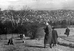 Magyarország, Budapest XII., kilátás a Fészek utcától Törökvész felé., 1951, Vojnich Pál, Budapest, kabát, férfiak, gyerekek, háttal, látkép, visszanézés, torna, Fortepan #76391