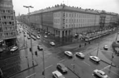 Hungary, Budapest VIII.,Budapest IX., Üllői út - Nagykörút kereszteződés, szemben az egykori Kilián laktanya épülete., 1990, Erdei Katalin, intersection, traffic, street view, Polski Fiat-brand, tram, tram stop, rain, József Hild-design, Budapest, Fortepan #76418