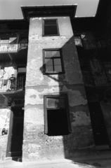 Hungary, Budapest VIII., Nap utca 19., 1990, Erdei Katalin, courtyard balcony, Budapest, inner courtyard, Fortepan #76434