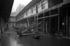 Hungary, Budapest IX., Angyal utca 19., 1990, Erdei Katalin, courtyard balcony, scaffolding, Budapest, inner courtyard, Fortepan #76447