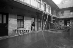 Hungary, Budapest IX., Angyal utca 19., 1990, Erdei Katalin, poverty, courtyard balcony, still life, ladder, scaffolding, Budapest, inner courtyard, Fortepan #76448