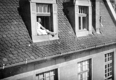 Hungary, Debrecen, Nagyerdei körút 98., Debreceni Egyetem, Szülészeti és Nőgyógyászati Klinika., 1942, Fortepan, roof, window, woman, stretched legs, sitting on a windowsill, Fortepan #7646