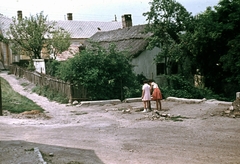 Magyarország, Veszprém, Galamb (Táborállás) utca, jobbra a Giricses lépcső., 1966, Herth Viktória dr, Bodó Emma, színes, utcakép, nádtető, léckerítés, lány, nyomóskút, Fortepan #76475