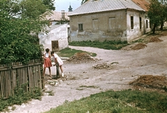 Magyarország, Veszprém, Galamb (Táborállás) utca - Csutorás utca sarok. Balra a Giricses-lépcső., 1966, Herth Viktória dr, Bodó Emma, színes, utcakép, léckerítés, Fortepan #76484