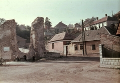 Magyarország, Veszprém, Margit tér, balra a Margit-romok., 1966, Herth Viktória dr, Bodó Emma, színes, utcakép, rom, épületkár, villanyoszlop, Fortepan #76485