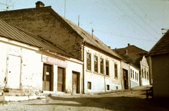 Magyarország, Veszprém, Cserhát utca házsora a Galamb (Táborállás) utca felől nézve., 1966, Herth Viktória dr, Bodó Emma, színes, élelmiszerbolt, utcakép, antenna, Fortepan #76497