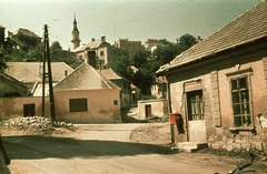 Magyarország, Veszprém, Fenyves utca - Buhim (Vörös Csillag) utca - Deák Ferenc utca találkozása szemben az Ányos Pál utca torkolata, fenn a Tűztorony., 1966, Herth Viktória dr, Bodó Emma, színes, utcakép, postaláda, villanyoszlop, Fortepan #76498