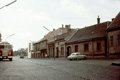 Magyarország, Veszprém, Kossuth Lajos utca (mára lebontott) házsora., 1966, Herth Viktória dr, Bodó Emma, színes, autóbusz, utcakép, Wartburg-márka, UAZ-márka, lámpaoszlop, automobil, villanyoszlop, Fortepan #76517