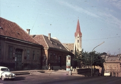 Magyarország, Veszprém, Kossuth Lajos utca (mára lebontott) házsora, háttérben az evangélikus templom., 1966, Herth Viktória dr, Bodó Emma, templom, színes, utcakép, hirdetőoszlop, lámpaoszlop, kuka, automobil, Fortepan #76519