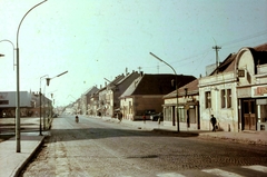 Magyarország, Veszprém, Kossuth Lajos utca, jobbra a házsor helyén ma a "Lordok Háza" áll., 1968, Herth Viktória dr, Bodó Emma, színes, utcakép, lámpaoszlop, Fortepan #76530