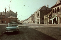 Magyarország, Veszprém, Kossuth Lajos utca, jobbra a házsor helyén ma a "Lordok Háza" áll., 1968, Herth Viktória dr, Bodó Emma, színes, csehszlovák gyártmány, utcakép, Skoda-márka, lámpaoszlop, automobil, rendszám, Fortepan #76532