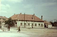 Magyarország, Veszprém, Köztársaság tér, a mára lebontott Szarvas Szállóval. Jobbra az Ady Endre (Beloiannisz) utca., 1968, Herth Viktória dr, Bodó Emma, színes, utcakép, Fortepan #76537