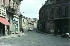 Magyarország, Veszprém, Brusznyai Árpád utca (Bajcsy-Zsilinszky út) a Szabadság térről nézve., 1968, Herth Viktória dr, Bodó Emma, színes, csehszlovák gyártmány, német gyártmány, utcakép, Wartburg-márka, kuka, szemetes, Velorex-márka, Édességbolt, fotószaküzlet, Fortepan #76540