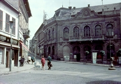 Magyarország, Veszprém, Szabadság tér, balra a Brusznyai Árpád utca (Bajcsy-Zsilinszky) út. Szemben az egykori Tiszti Klub, ekkor Elite-kávéház., 1968, Herth Viktória dr, Bodó Emma, színes, utcakép, gyalogátkelő, Fortepan #76544