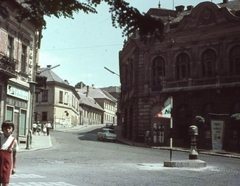 Magyarország, Veszprém, Brusznyai Árpád utca (Bajcsy-Zsilinszky út) a Szabadság térről nézve., 1968, Herth Viktória dr, Bodó Emma, színes, csehszlovák gyártmány, utcakép, Skoda-márka, automobil, gyalogátkelő, Fortepan #76545