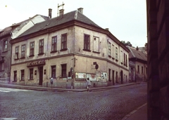 Magyarország, Veszprém, Kossuth Lajos utca - Brusznyai Árpád utca (Bajcsy-Zsilinszky út) sarok, Hungária söröző., 1968, Herth Viktória dr, Bodó Emma, színes, utcakép, gyalogátkelő, Fortepan #76548