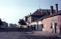 Magyarország, Veszprém, Rákóczi tér (később Hoffer Ármin sétány) a Kossuth Lajos utca felől nézve. Az egykori zsinagóga helyén a Bányatröszt épülete (jobbra a fa takarásában)., 1968, Herth Viktória dr, Bodó Emma, színes, cégtábla, teherautó, utcakép, életkép, szemetes, neon lámpa, Édességbolt, Fortepan #76566