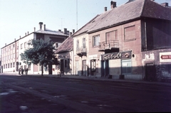 Magyarország, Veszprém, Rákóczi tér (később Hoffer Ármin sétány) a Kossuth Lajos utca felől nézve. Az egykori zsinagóga helyén a Bányatröszt épülete (a fa takarásában)., 1968, Herth Viktória dr, Bodó Emma, színes, utcakép, szemetes, tejbolt, Fortepan #76567