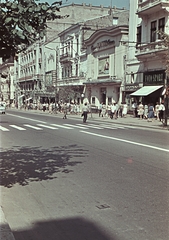 Románia, Bukarest, Bulevardul Regina Elisabeta (Bulevardul 6 Martie) a Strada Ion Brezoianu felé nézve., 1962, Erky-Nagy Tibor, színes, utcakép, fotószaküzlet, gyalogátkelő, Fortepan #76581