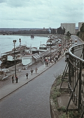 Németország, Drezda, a Terrassenufer a Brühlsche Terrasse-ról nézve. Háttérben az Albertbrücke, előtte a lerombolt Carolabrücke pillére., 1965, Erky-Nagy Tibor, színes, NDK, Fortepan #76609