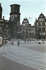 Németország, Drezda, Theaterplatz, szemben a a Drezdai Kastély (Residenzschloss) romjai a szétlőtt Hausmannsturm-mal., 1965, Erky-Nagy Tibor, színes, NDK, épületkár, Fortepan #76612