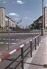 Németország, Berlin, Kelet-Berlin, Karl Marx Allee a Strausberger Platz-tól a Frankfurter Tor felé nézve., 1965, Erky-Nagy Tibor, színes, zászló, korlát, utcakép, NDK, Kelet-Berlin, körforgalom, gyalogátkelő, Fortepan #76615