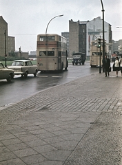 Németország, Berlin, Friedrichstrasse a Französische Strasse kereszteződésénél a Jägerstrasse felé nézve., 1965, Erky-Nagy Tibor, színes, forgalom, Trabant-márka, teherautó, utcakép, életkép, jelzőlámpa, NDK, lámpaoszlop, emeletes autóbusz, Wartburg 311/312, Kelet-Berlin, Fortepan #76618