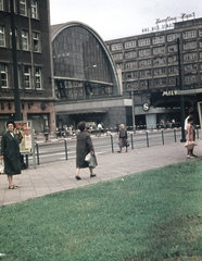 Németország, Berlin, Kelet-Berlin, Rathausstrasse, középen az Alexanderplatz pályaudvar., 1965, Erky-Nagy Tibor, színes, utcakép, életkép, NDK, vasútállomás, Kelet-Berlin, metróállomás, Peter Behrens-terv, Johann Eduard Jacobsthal-terv, Fortepan #76620