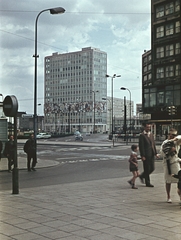 Németország, Berlin, Kelet-Berlin, Alexanderplatz, szemben a Haus des Lehrers., 1965, Erky-Nagy Tibor, színes, utcakép, életkép, NDK, lámpaoszlop, szocreál, Kelet-Berlin, modern építészet, falfestmény, Hermann Henselmann-terv, Walter Womacka-terv, Fortepan #76622