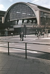 Németország, Berlin, Kelet-Berlin, Alexanderplatz, szemben a térről elnevezett pályaudvar., 1965, Erky-Nagy Tibor, színes, utcakép, életkép, jelzőlámpa, NDK, lámpaoszlop, pályaudvar, Kelet-Berlin, Johann Eduard Jacobsthal-terv, gyalogátkelő, Fortepan #76623