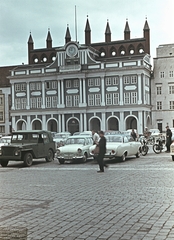 Németország, Rostock, Neuer Markt, városháza., 1965, Erky-Nagy Tibor, színes, motorkerékpár, utcakép, NDK, dzsip, automobil, Trabant 500, Ford Taunus P3, Fortepan #76634