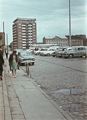 Németország, Rostock, Neuer Markt, háttérben a Lange Strasse és a Vogelsang épületei., 1965, Erky-Nagy Tibor, kerékpár, színes, német gyártmány, Wartburg-márka, NDK, automobil, Wartburg 311/312, Neues Deutschland, Fortepan #76635