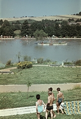 Magyarország, Abaliget, Csónakázótó., 1966, Erky-Nagy Tibor, strand, fürdőruha, színes, család, nyaralás, sziget, pokróc, Fortepan #76641